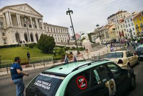 TAXISTAS AMEAÇAM NÃO SAIR DO PARLAMENTO ATÉ SEREM RECEBIDOS PELO GOVERNO