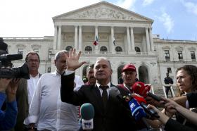 TAXISTAS DE “MÃOS VAZIAS” APÓS REUNIÕES NA ASSEMBLEIA DA REPÚBLICA