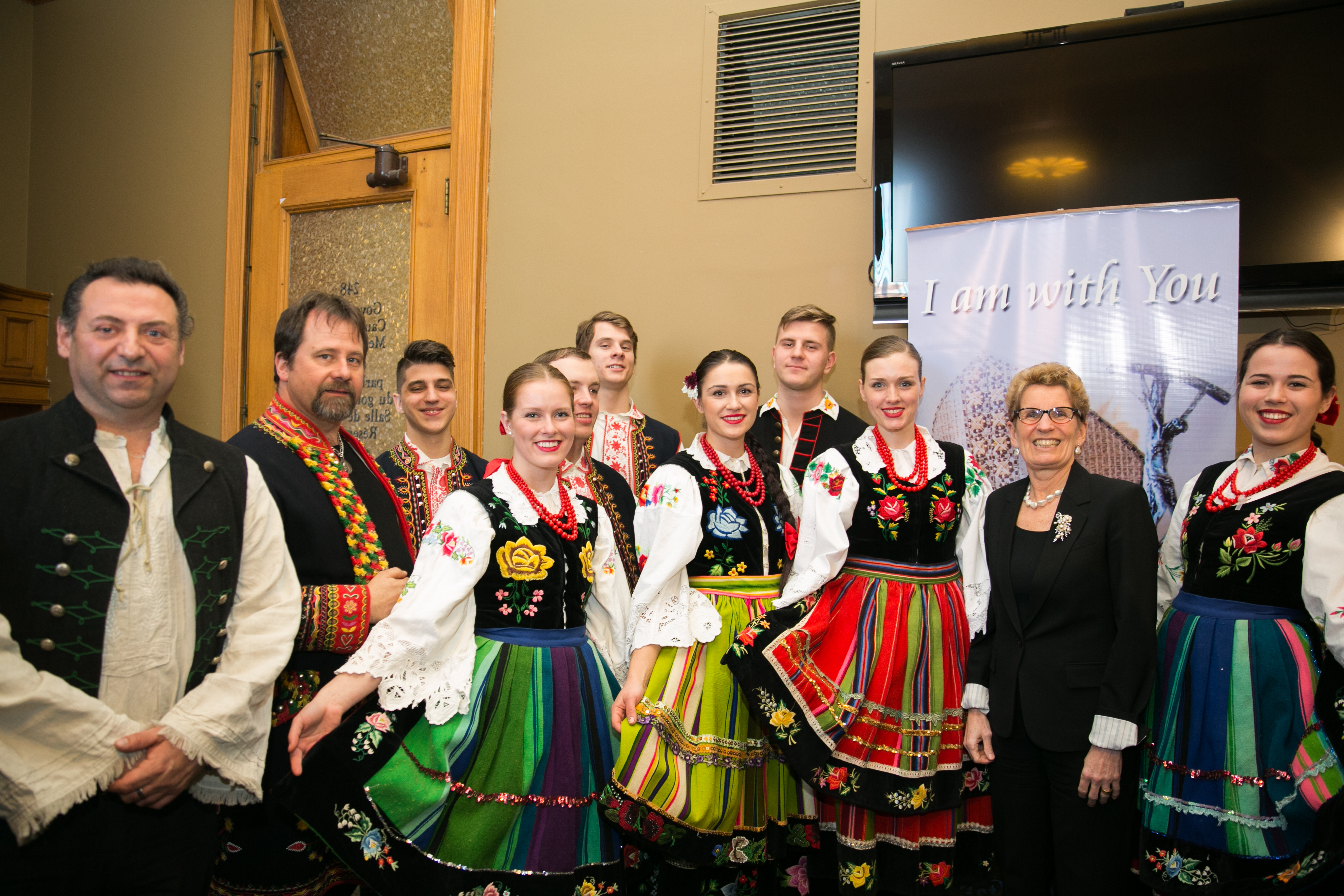 A primeira ministra Kathleen Wynne com o White Eagle Song and Dance Ensemble após a sua participação na receção do dia do São Papa João Paulo II. (Foto da secretaria de imprensa da primeira-ministra)