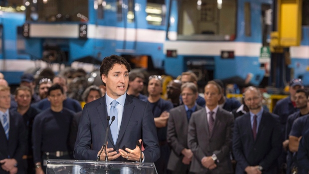 O primeiro-ministro Justin Trudeau aborda os trabalhadores e meios de comunicação durante a visita a uma garagem da Comissão de Transportes de Montreal, na quarta-feira, dia 6 de abril, 2016 em Montreal. The Canadian Press/Paul Chiasson