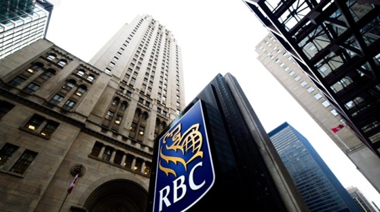 O sinal do Royal Bank of Canada é visto na sua antiga sede no centro de Toronto - 2 de dezembro de 2011. (Nathan Denette/The Canadian Press) O Royal Bank of Canada diz que opera dentro da lei e tem políticas para prevenir a evasão fiscal depois que relatos indicaram que este usou a firma de advogados panamenha, cuja fuga de informação dos documentos revela o uso de paraísos fiscais (offshore).