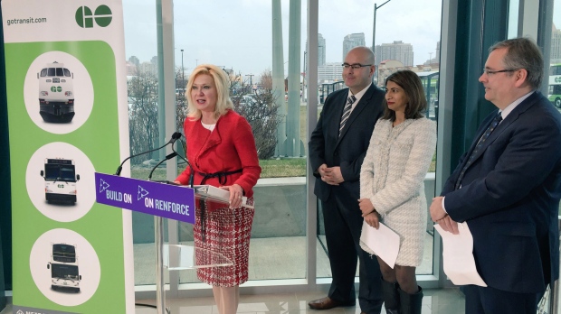 A presidente de Mississauga Bonnie Crombie, o Ministro Del Duca, MPP Damerla, e Bruce McCuaig, Presidente e CEO da Metrolinx, no Square One GO Bus Terminal. (Foto do comunicado à imprensa)