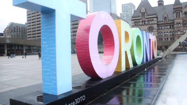 O sinal de Toronto no exterior da Câmara Municipal é mostrado nesta foto de arquivo. (Chris Fox/CP24.com)