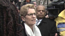 A primeira ministra Kathleen Wynne fala com os manifestantes envolvidos no protesto do movimento Black Lives Matter no Queen’s Park - 4 de abril de 2016