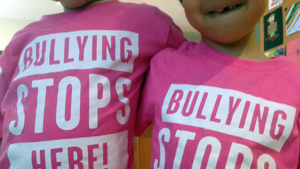 Dois estudantes vestem camisolas rosa, destinadas a aumentar a consciência sobre o bullying - 13 de abril de 2016. Imagem via Twitter/KenLeang Dois estudantes vestem camisolas rosa, destinadas a aumentar a consciência sobre o bullying - 13 de abril de 2016. Imagem via Twitter/KenLeang