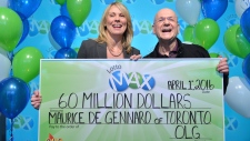 Wendy Montgomery, da OLG, entrega o cheque ao residente de Toronto, Maurice De Gennaro, no valor de 60 milhões de dólares no OLG Prize Centre, na sexta-feira.