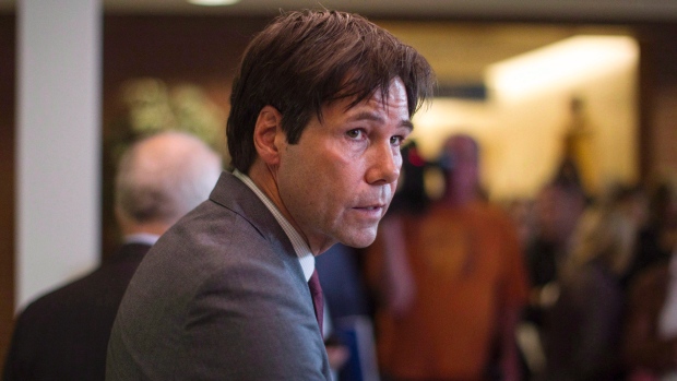 O ministro da Saúde do Ontário Eric Hoskins participa numa conferência de imprensa em Toronto, na sexta-feira, 17 de outubro de 2014. (The Canadian Press/Chris Young)
