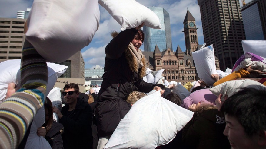 pillow fight toronto Os participantes tomam parte numa luta de almofadas em massa em Toronto para marcar o International Pillow Fight Day, em 4 de abril de 2015. The Canadian Press/Chris Young