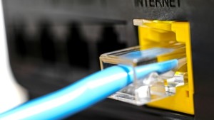 A CRTC vai em breve realizar consultas para determinar se o acesso à Internet é ou não uma necessidade. (Denis Roznovsky/Shutterstock)