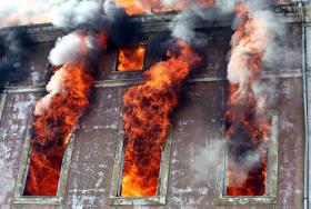 INCÊNDIO LAVRA EM PRÉDIO DE HABITAÇÃO EM CAMPO DE OURIQUE, LISBOA – BOMBEIROS