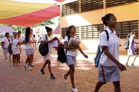 DOCENTES, PAIS E ALUNOS DA ESCOLA PORTUGUESA EM DÍLI PEDEM EXAMES NOUTROS HORÁRIOS