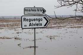 CAUDAIS LANÇADOS NO TEJO COMEÇARAM A BAIXAR, MAS MANTÉM-SE O ALERTA PARA EVENTUAL CHEIA