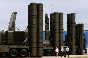 IRÃO ANUNCIA COMPRA DE SISTEMA ANTIAÉREO RUSSO S-300