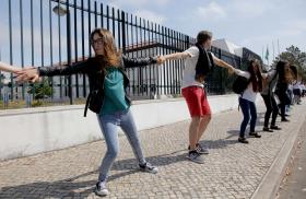 COLÉGIOS ORGANIZAM “ABRAÇO ÀS ESCOLAS” CONTRA A REDUÇÃO DE CONTRATOS