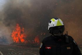 QUATRO CORPORAÇÕES DE BOMBEIROS DO ALGARVE COMBATEM FOGO EM ARMAZÉM DE PNEUS