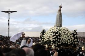FÁTIMA: CENTRO E TRINTA E SETE GRUPOS DE PEREGRINOS EM REPRESENTAÇÃO DE 34 PAÍSES