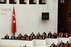 PARLAMENTO TURCO DÁ VOTO DE CONFIANÇA A NOVO GOVERNO