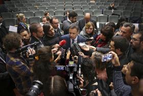 SENADOR DERROTADO POR DILMA ROUSSEFF NAS PRESIDENCIAIS DIZ QUE INVESTIGAÇÕES PROVARÃO SUA INOCÊNCIA