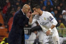 CRISTIANO RONALDO ELOGIA ZIDADE E PEDE A CONTINUIDADE DO FRANCÊS NO REAL MADRID