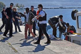 CHEGADAS DE MIGRANTES À GRÉCIA CAEM QUASE 90% EM ABRIL — OIM