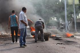 VENEZUELANOS PROTESTAM NAS RUAS POR FALTA DE PRODUTOS BÁSICOS EM VÁRIAS REGIÕES DO PAÍS