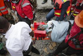 QUATRO SOBREVIVENTES SALVOS APÓS SEIS DIAS SOB ESCOMBROS DE EDIFÍCIO NO QUÉNIA