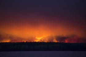 “PROPORÇÕES INESPERADAS” DE FOGO OBRIGOU A EVACUAR CIDADE CANADIANA EM DEZ MINUTOS