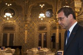 PASSOS COELHO CONSIDERA “RETRÓGRADO” DISCUSSÃO SOBRE FIM DOS CONTRATOS DE ASSOCIAÇÃO DAS ESCOLAS