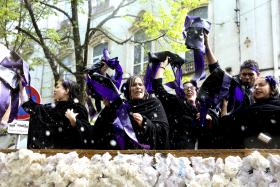 NEM A CHUVA NEM O FUTURO INCERTO DESANIMARAM OS ESTUDANTES NO CORTEJO DE COIMBRA