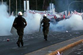 POLÍCIA RESPONDE COM GÁS LACRIMOGÉNEO A “COCKTAILS MOLOTOV” DE MANIFESTANTES EM ATENAS