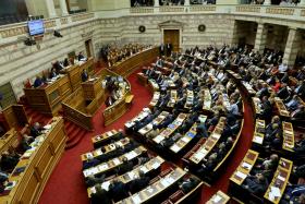 PARLAMENTO GREGO APROVA REFORMA FISCAL E DE PENSÕES