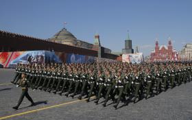 MAIS DE 10 MIL MILITARES MARCHAM NA PRAÇA VERMELHA EM MOSCOVO