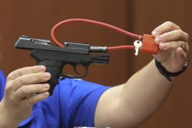 PISTOLA USADA PARA MATAR JOVEM NEGRO DESARMADO NOS EUA VALE MILHÕES NUM LEILÃO