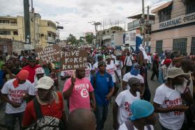 MILHARES DE HAITIANOS PEDEM NAS RUAS DEMISSÃO DE PRESIDENTE E MARCAÇÃO DE ELEIÇÕES