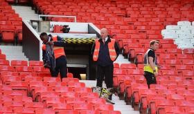 PACOTE ENCONTRADO EM OLD TRAFFORD FICOU ESQUECIDO NUM EXERCÍCIO DE SEGURANÇA