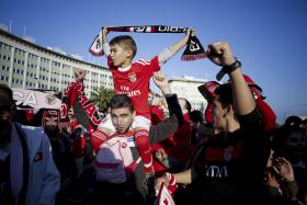 MILHARES DE ADEPTOS JÁ FESTEJAM TÍTULO DO BENFICA NO MARQUÊS DE POMBAL