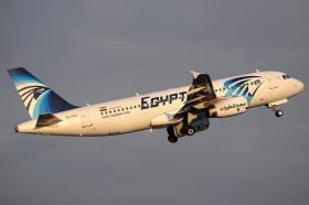 AVIÃO DA EGYPTAIR FEZ DUAS CURVAS ACENTUADAS ANTES DE CAIR 22.000 PÉS