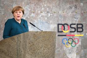 MERKEL PEDE MELHOR COORDENAÇÃO DA AJUDA HUMANITÁRIA