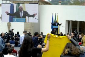 COSTA DISCURSA SOB VAIAS DE MANIFESTANTES CONTRA CORTES EM CONTRATOS DE ASSOCIAÇÃO