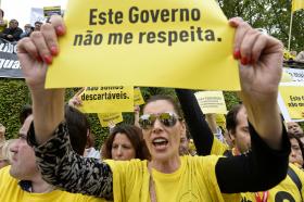 COSTA RECEBIDO EM COIMBRA COM PROTESTO EM DEFESA DOS CONTRATOS DE ASSOCIAÇÃO