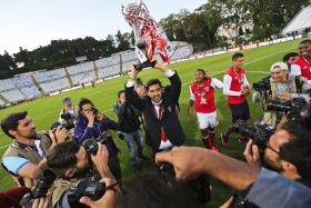 SPORTING DE BRAGA RECEBIDO EM EUFORIA POR MILHARES DE PESSOAS EM BRAGA