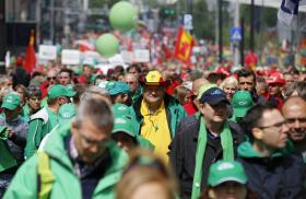 POLÍCIA BELGA DISPERSA MANIFESTANTES CONTRA AUSTERIDADE COM CANHÕES DE ÁGUA