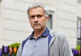 MANCHESTER UNITED CONFIRMA JOSÉ MOURINHO COM CONTRATO POR TRÊS ANOS