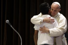 PAPA DIZ A CRIANÇAS QUE “IMIGRANTES NÃO SÃO UM PERIGO, ESTÃO EM PERIGO”