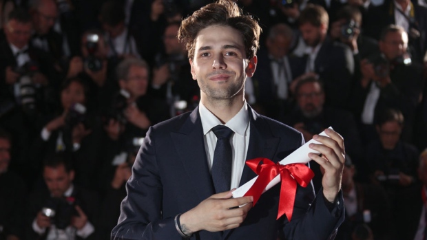 O realizador Xavier Dolan depois de ter sido premiado com o Grand Prix para o filme “It's only the end of the world”, durante a cerimónia de premiação no 69º Festival Internacional de Cinema, Cannes, sul da França - 22 de maio de 2016. (AP Photo / Joel Ryan)