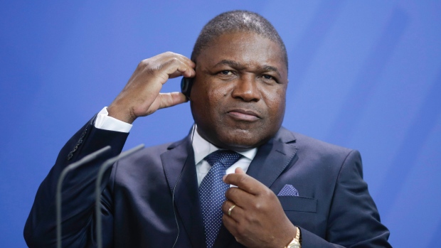 O Presidente de Moçambique Filipe Jacinto Nyusi durante uma conferência de imprensa em Berlim - 19 de abril de 2016. (AP/Markus Schreiber)
