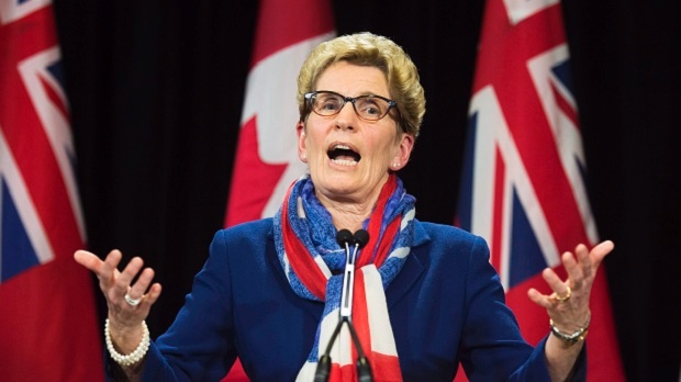 A primeira ministra do Ontário Kathleen Wynne durante uma conferência de imprensa no Queen’s Park em Toronto - 11 de abril de 2016. (The Canadian Press/Nathan Denette)