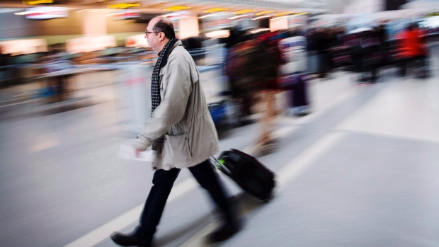 Um homem carrega a sua bagagem no Aeroporto Internacional Pearson, em Toronto, em 20 de dezembro de 2013. (Mark Blinch/The Canadian Press)