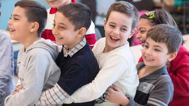 Refugiados sírios divertem-se enquanto assistem a aulas de francês numa escola em Montreal – 17 de fevereiro, 2016. (Ryan Remiorz/The Canadian Press)