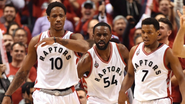 DeMar DeRozan dos Toronto Raptors, à esquerda, liderou a sua equipa na vitória sobre os Indiana Pacers. (Frank Gunn/The Canadian Press)